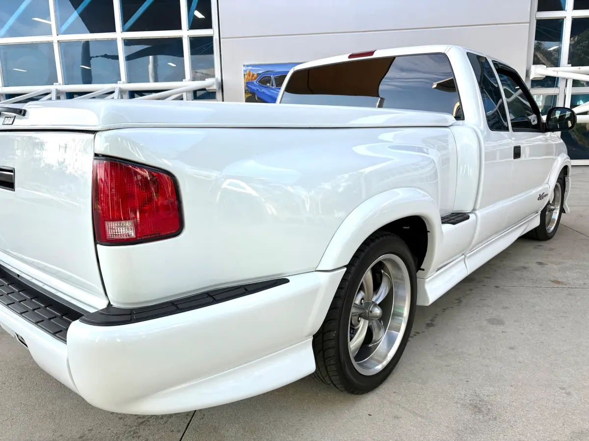 Vehicle photo 17