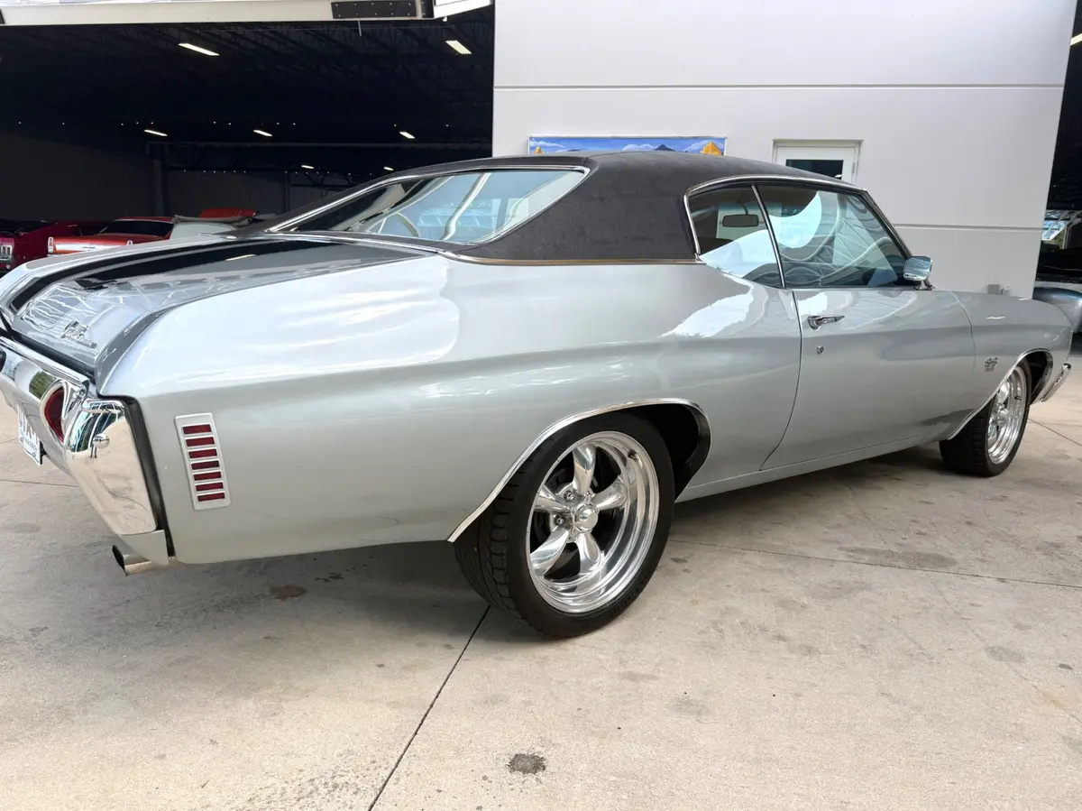 Vehicle photo 16