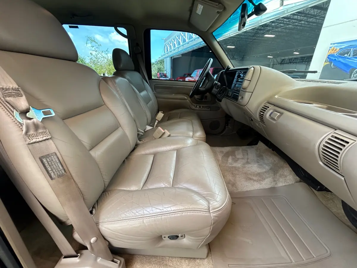 Vehicle photo 25
