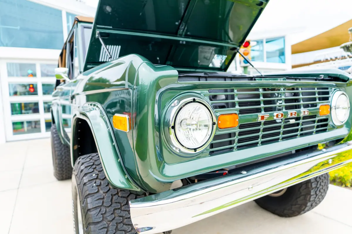 Vehicle photo 7