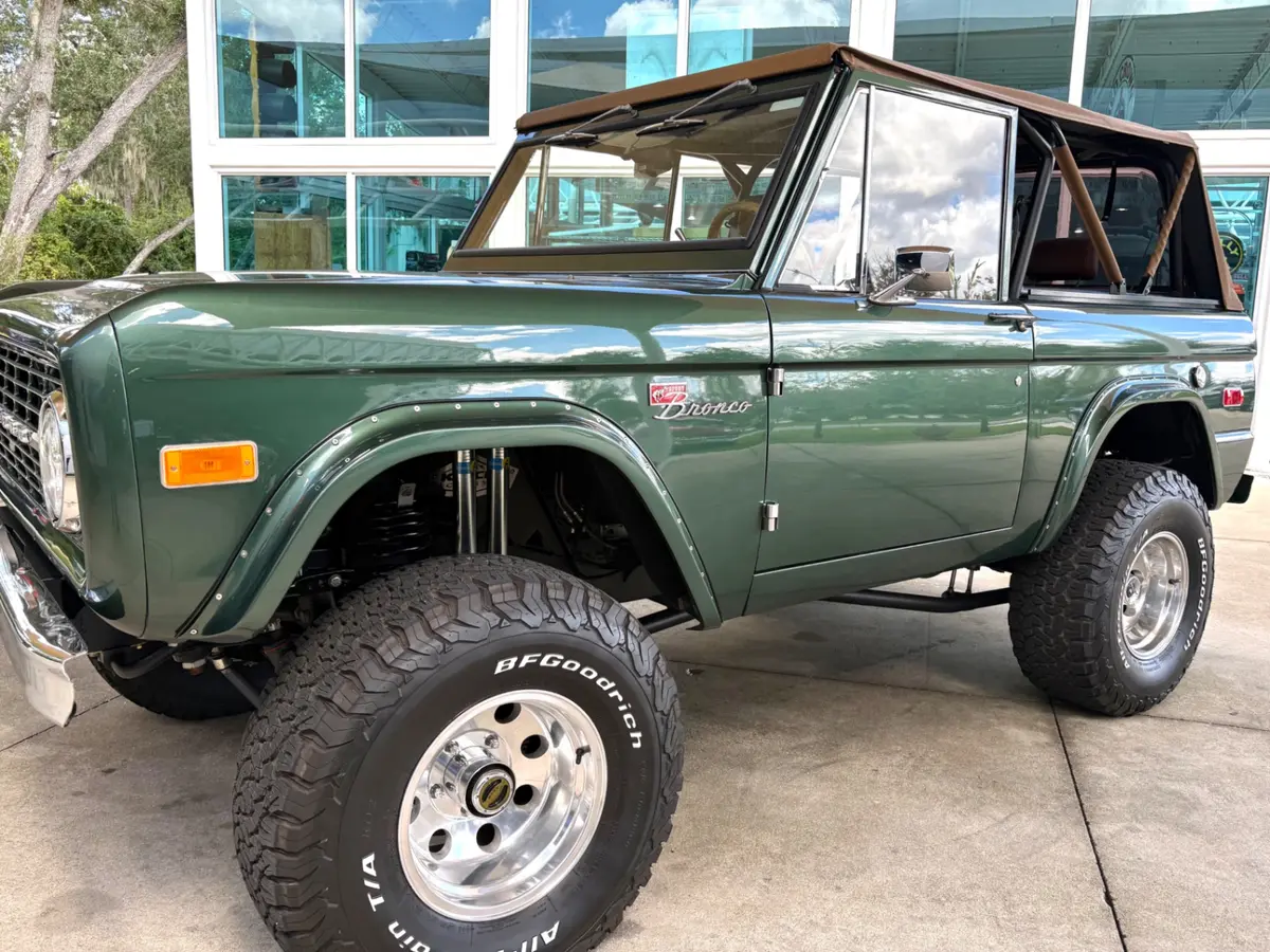 Vehicle photo 19