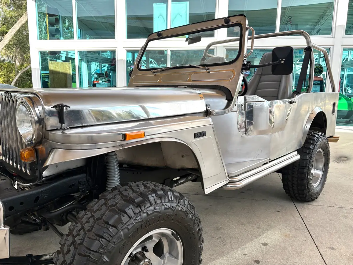 Vehicle photo 12
