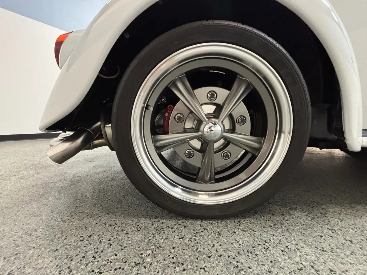 Vehicle photo 12