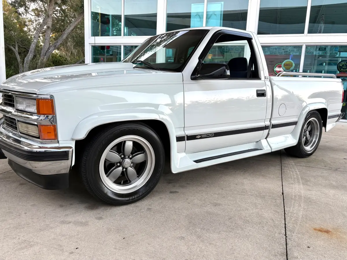 Vehicle photo 12