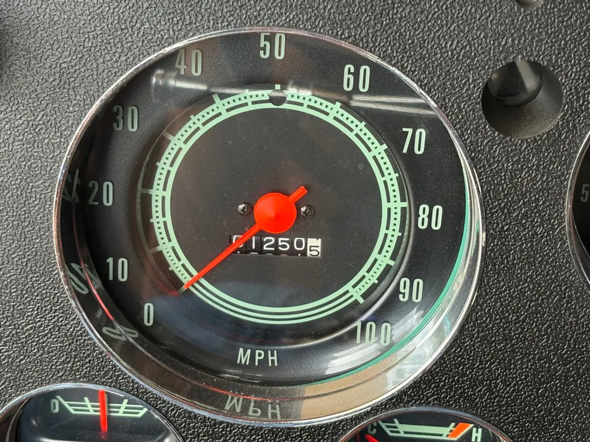 Vehicle photo 25