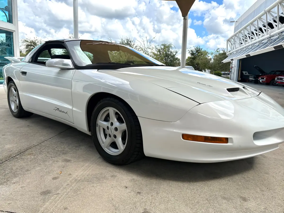 Vehicle photo 19