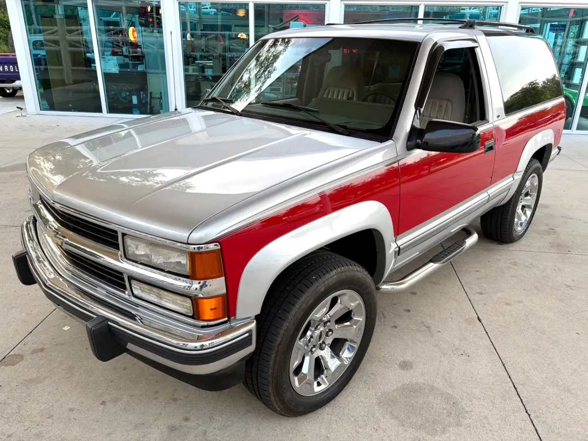 Vehicle photo 19