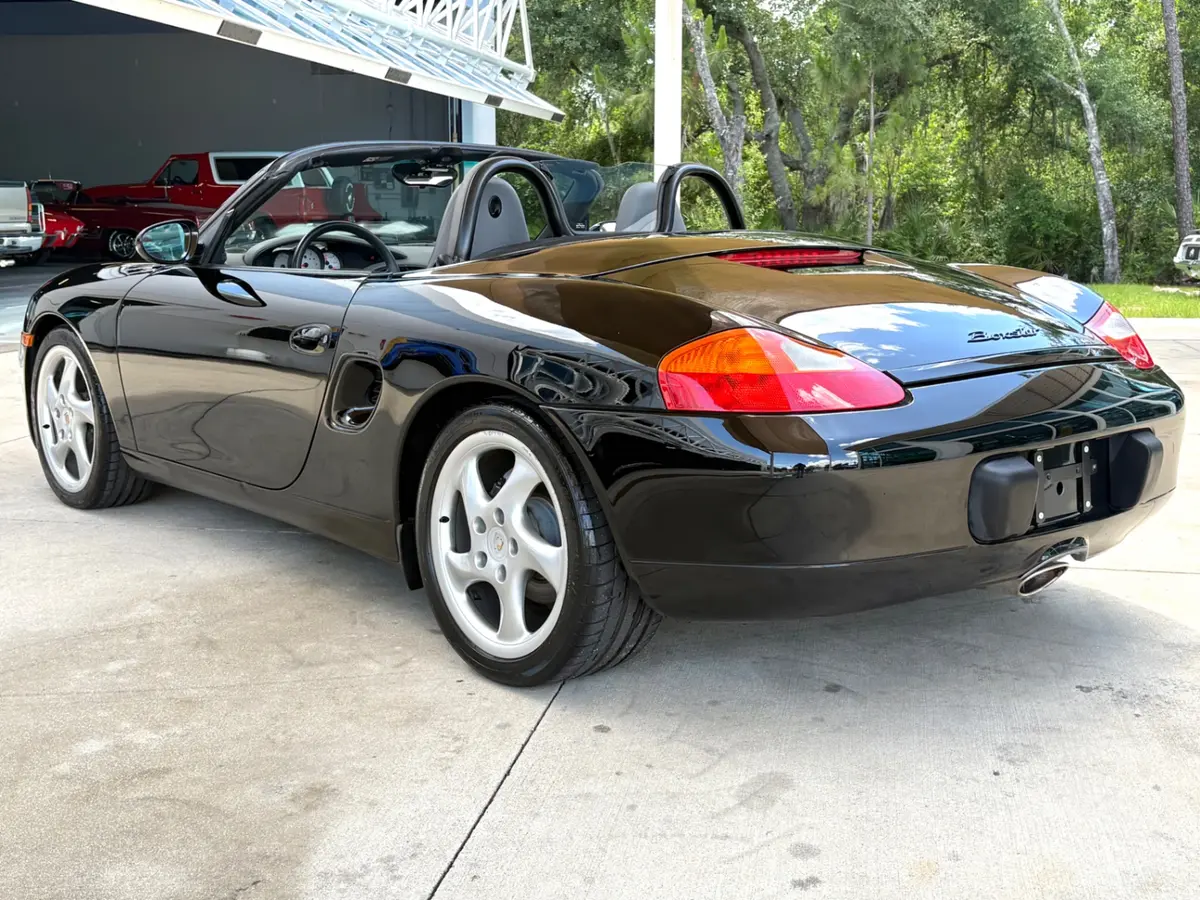 Vehicle photo 9