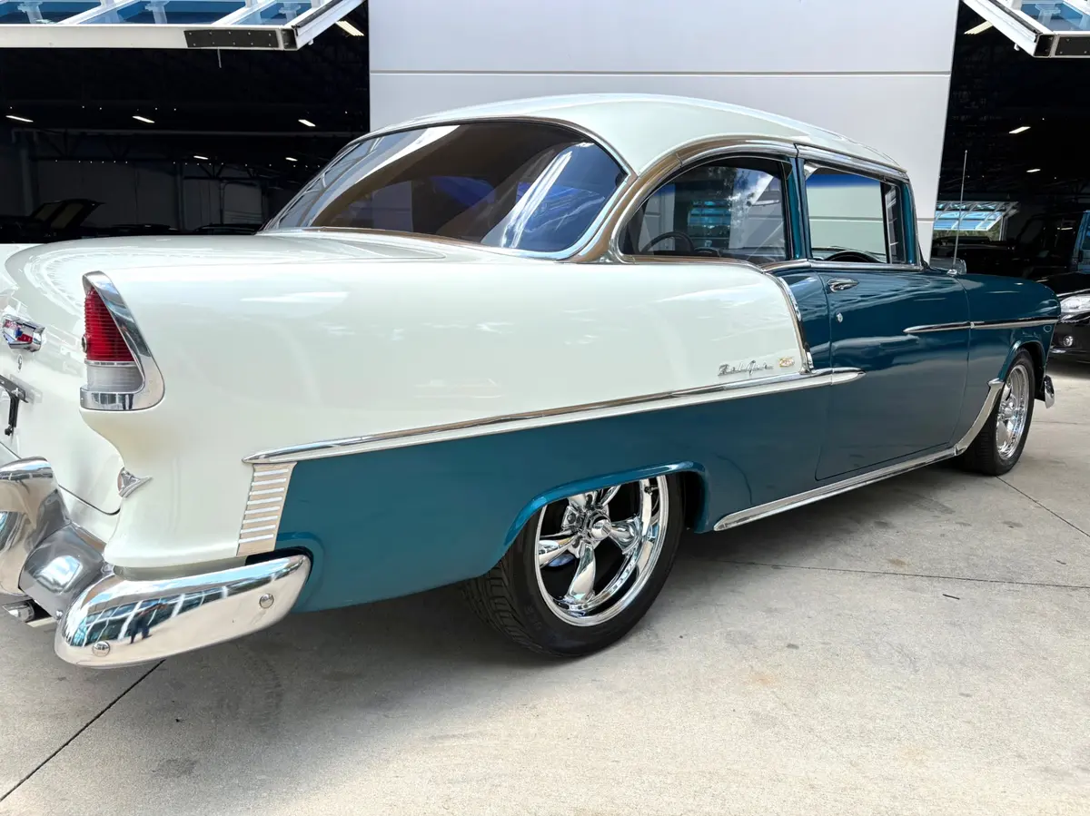 Vehicle photo 16
