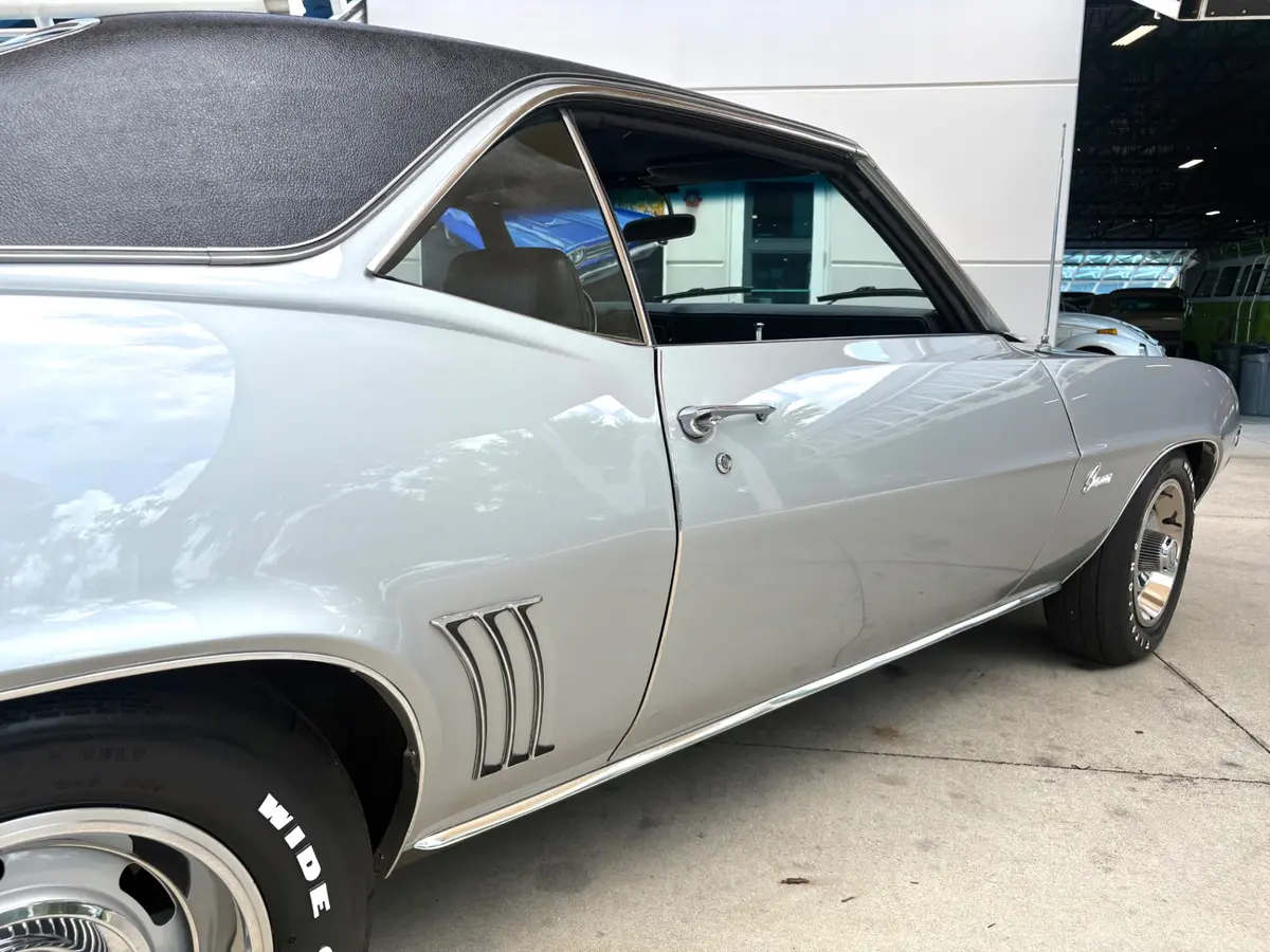 Vehicle photo 17