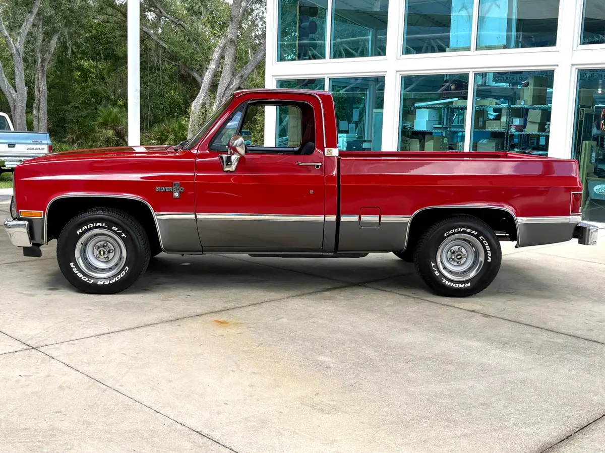 Vehicle photo 10