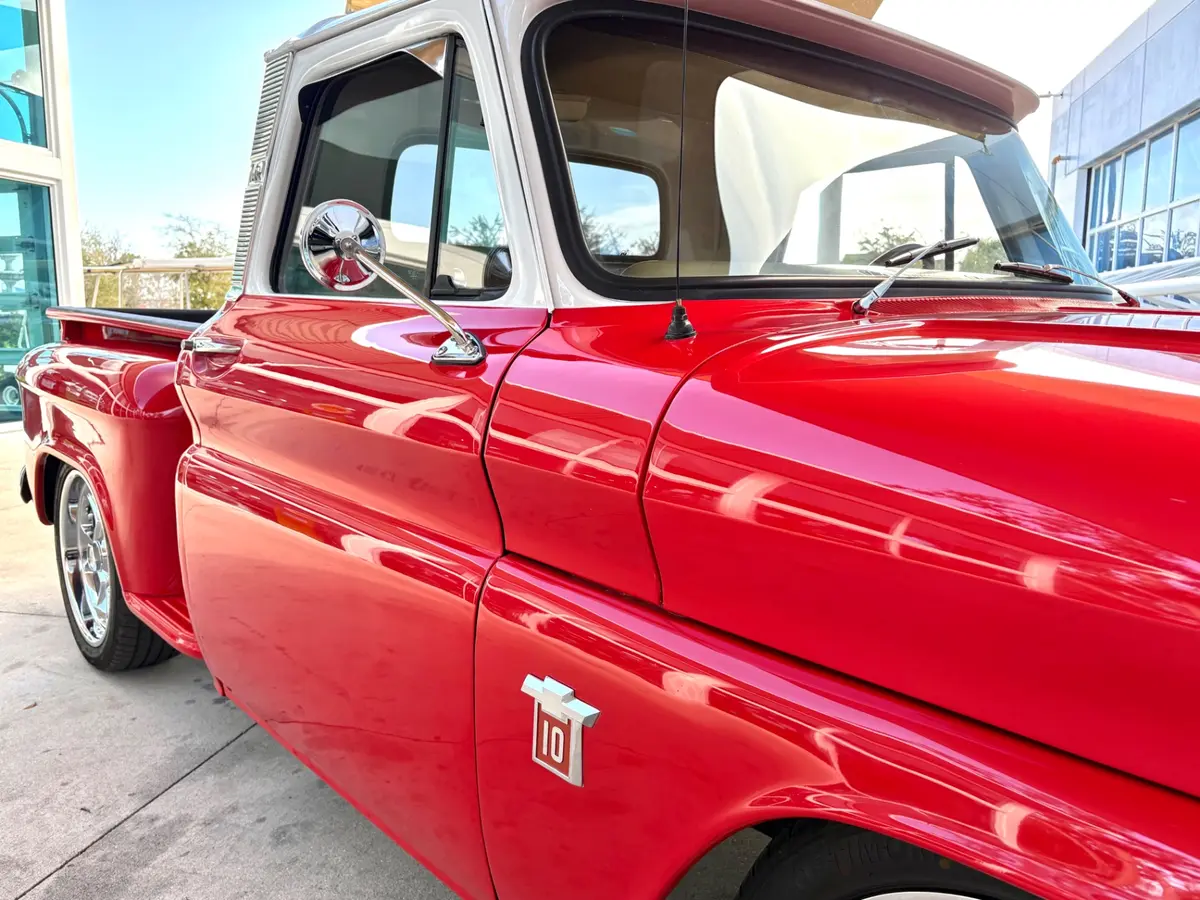 Vehicle photo 18