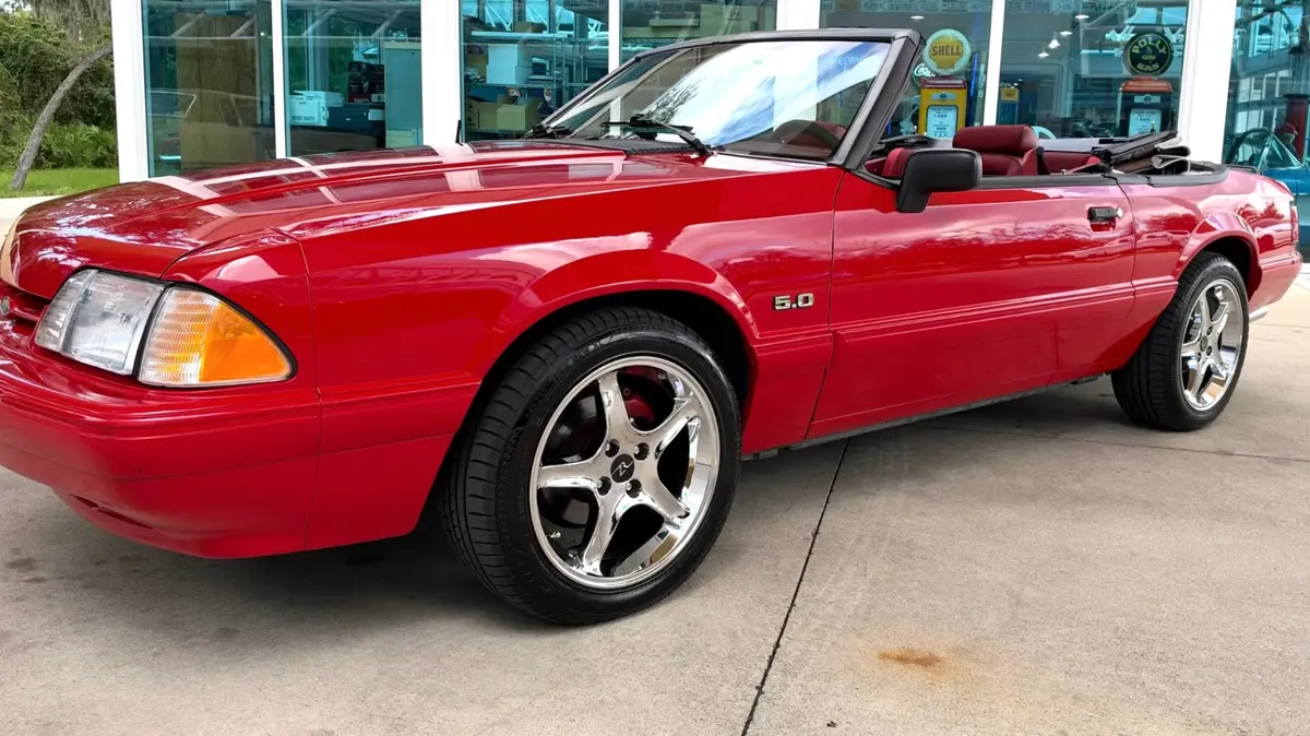Vehicle photo 12