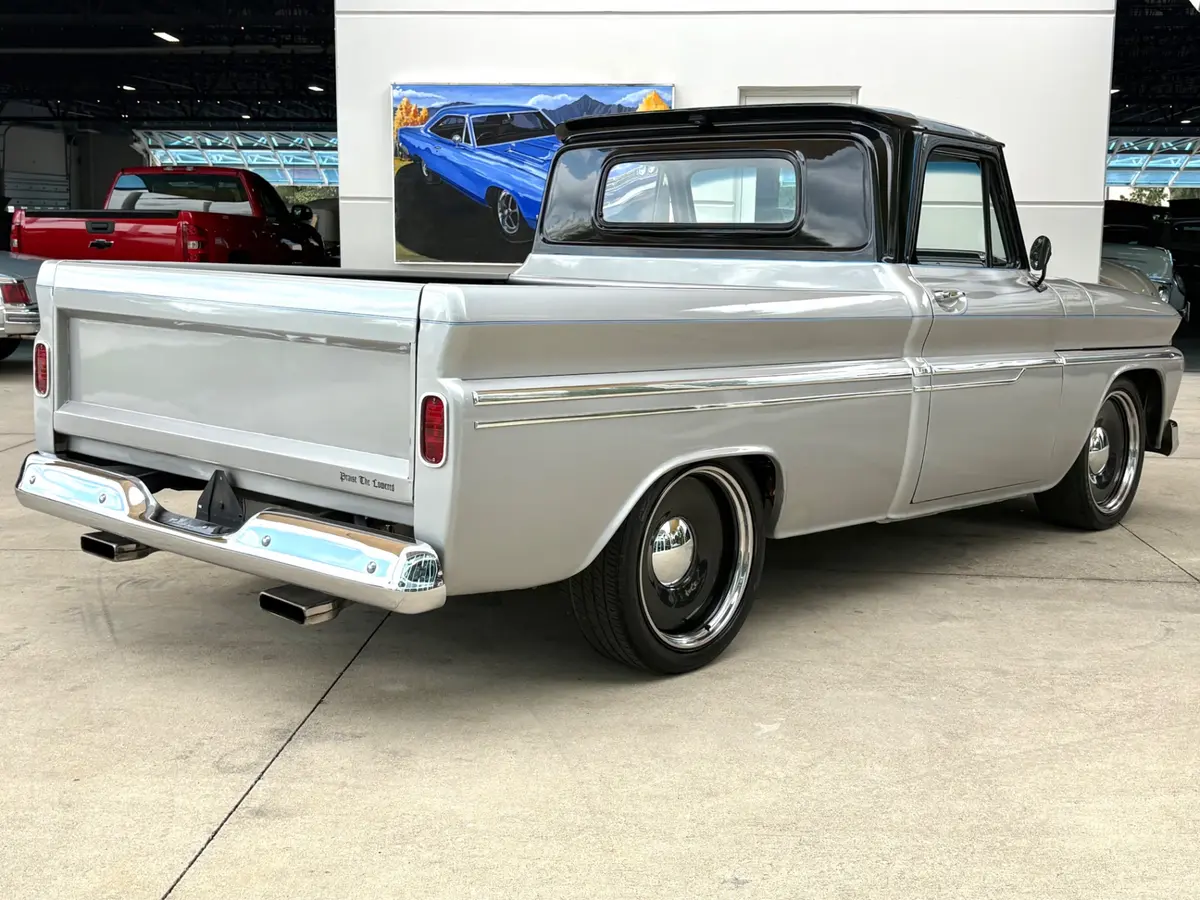 Vehicle photo 6