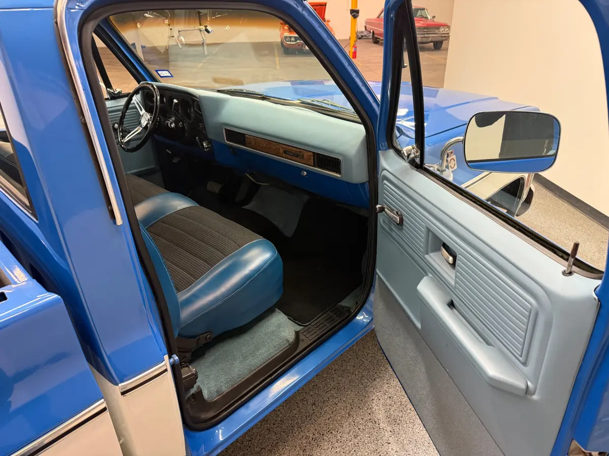 Vehicle photo 31