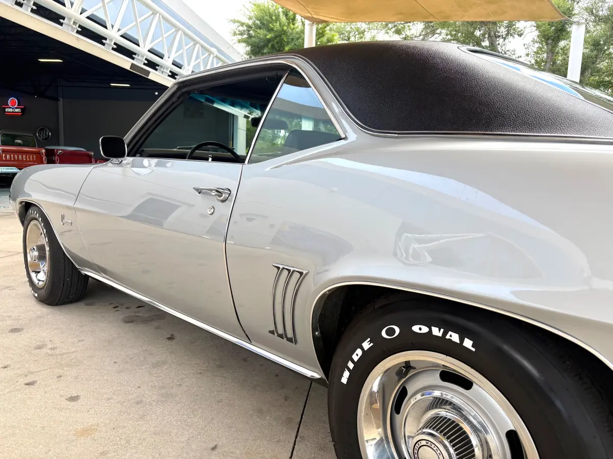 Vehicle photo 14