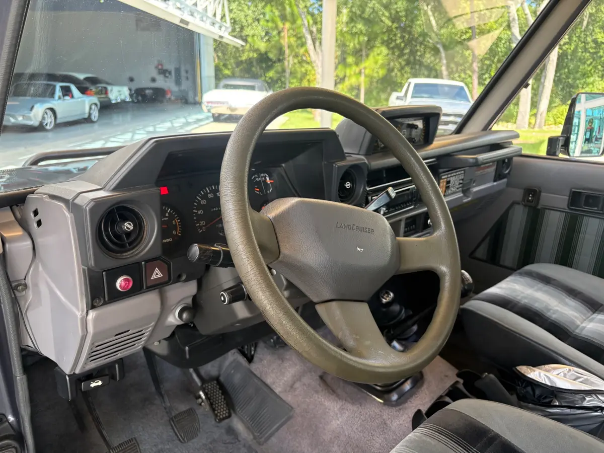 Vehicle photo 33