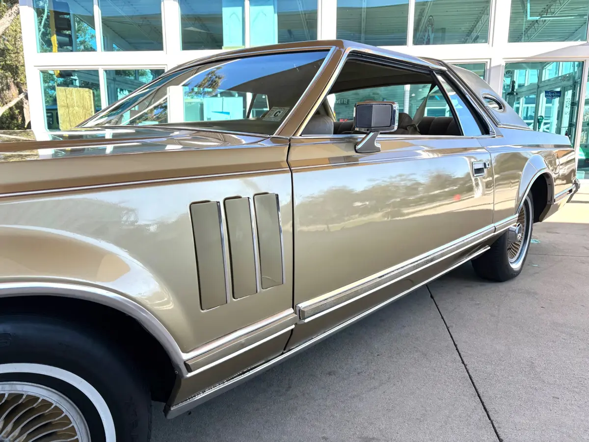 Vehicle photo 15
