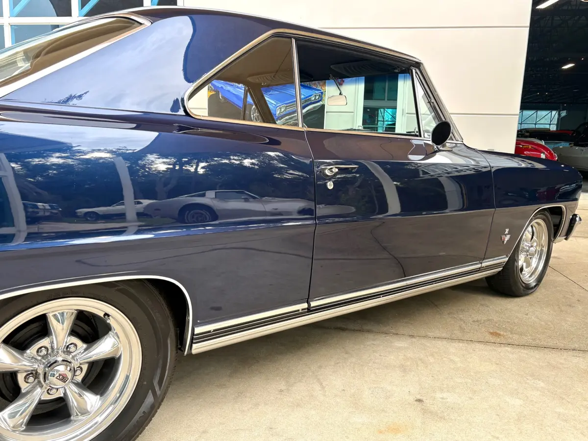 Vehicle photo 17