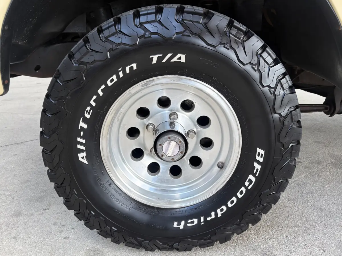 Vehicle photo 21