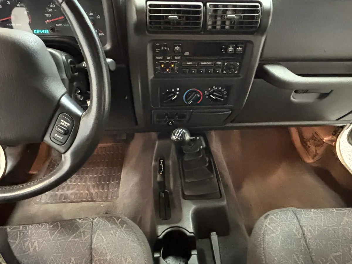 Vehicle photo 24