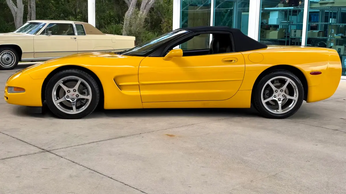 Vehicle photo 23