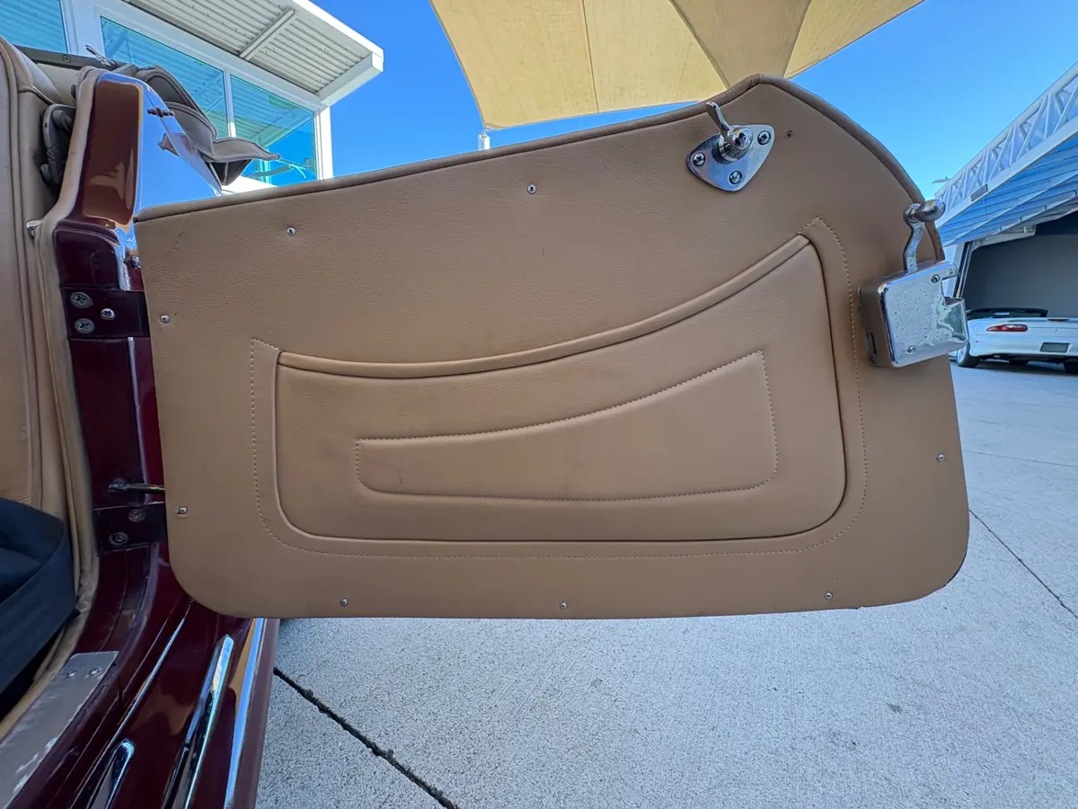 Vehicle photo 33