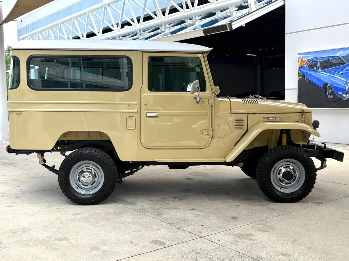 Vehicle photo 5