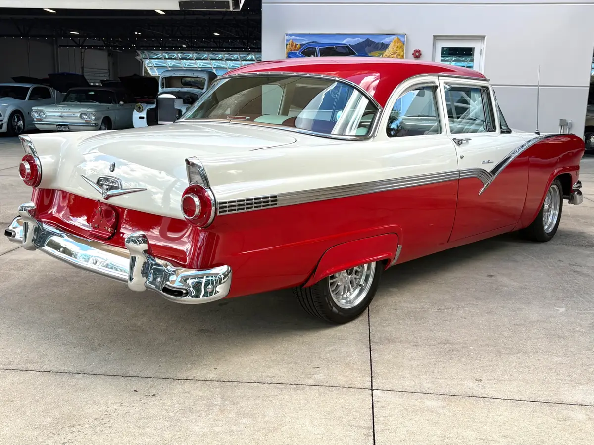 Vehicle photo 6