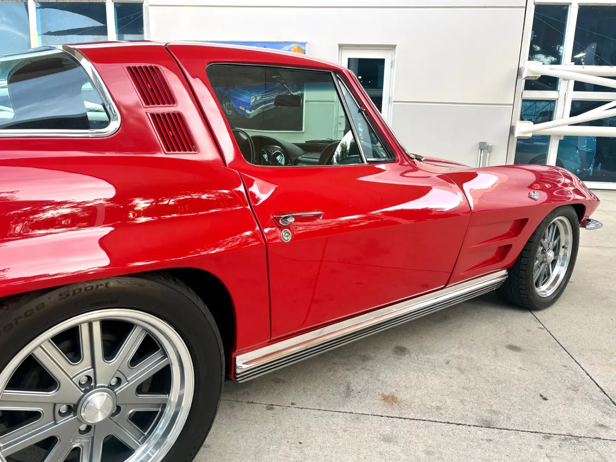 Vehicle photo 17