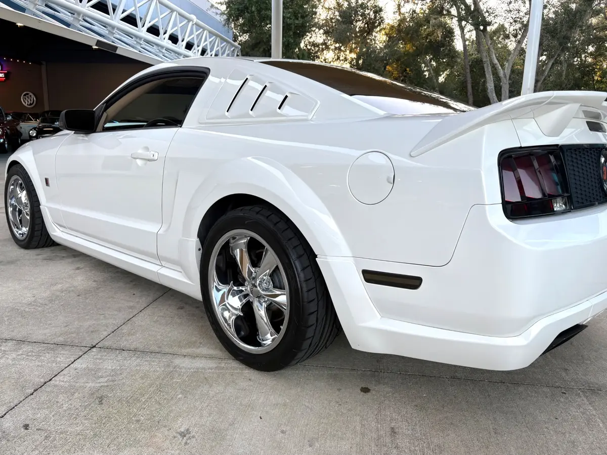 Vehicle photo 15