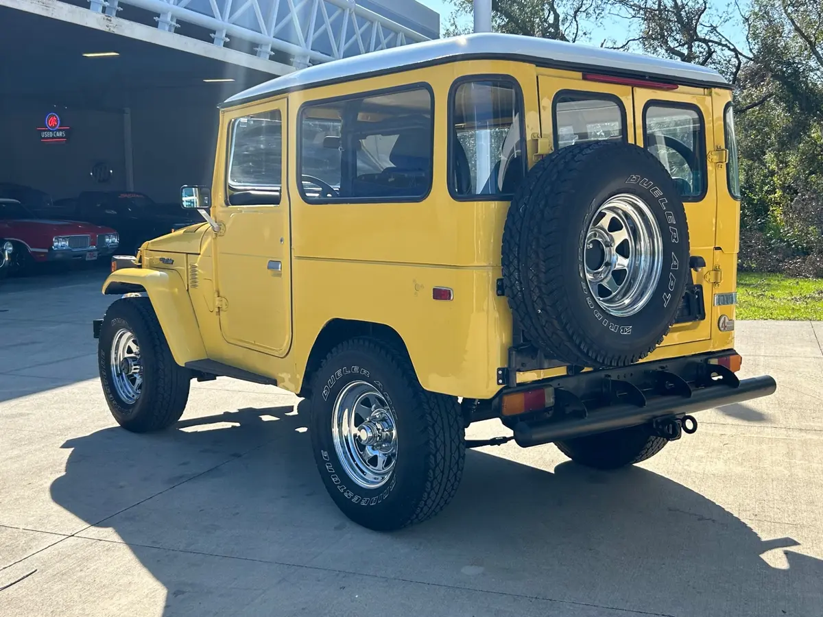 Vehicle photo 8