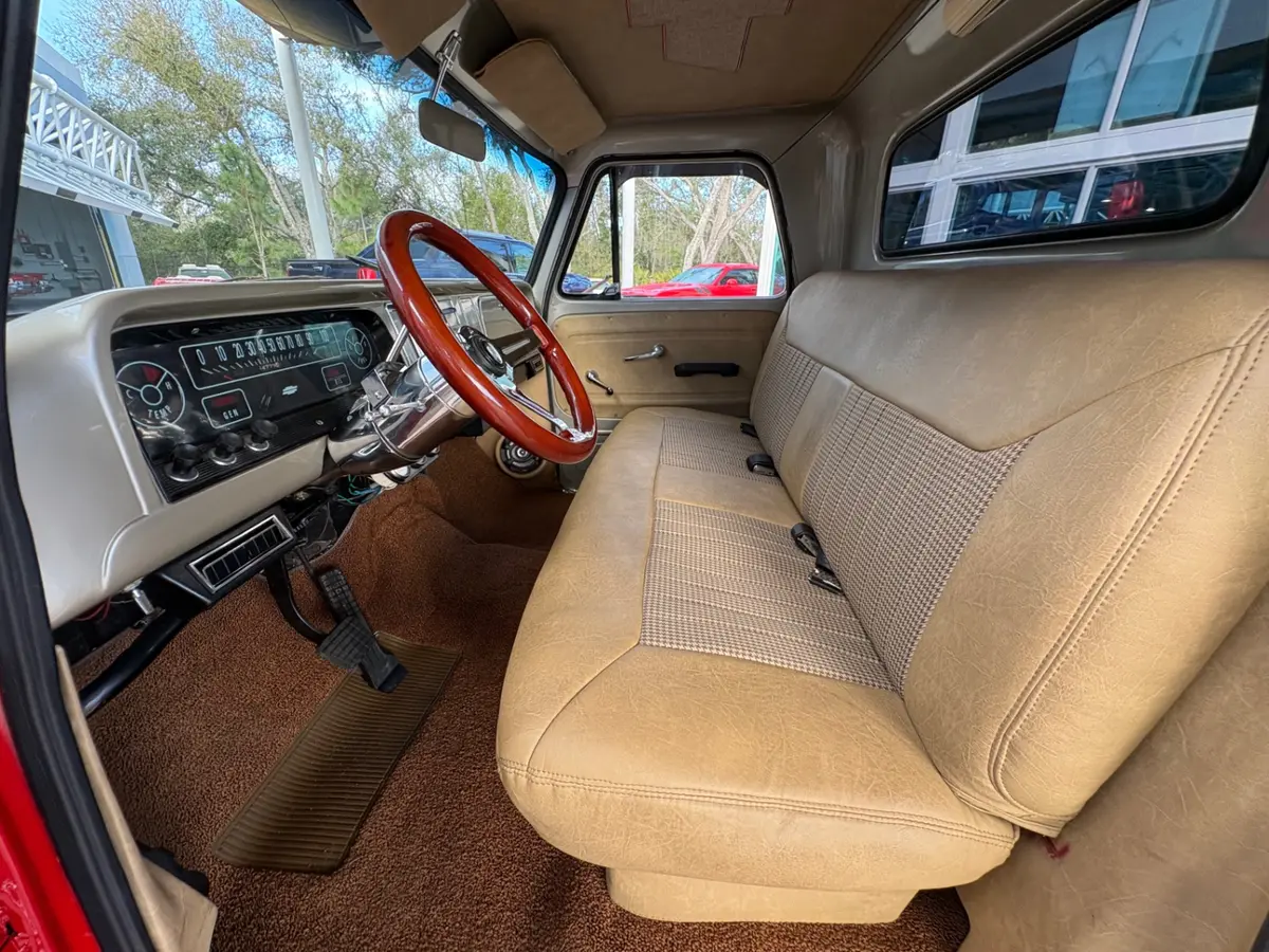 Vehicle photo 33