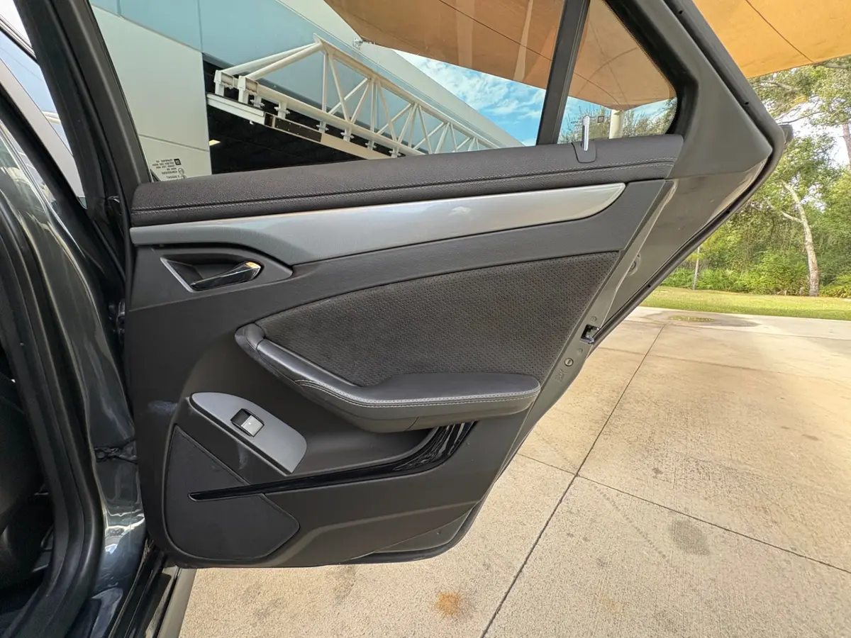 Vehicle photo 42