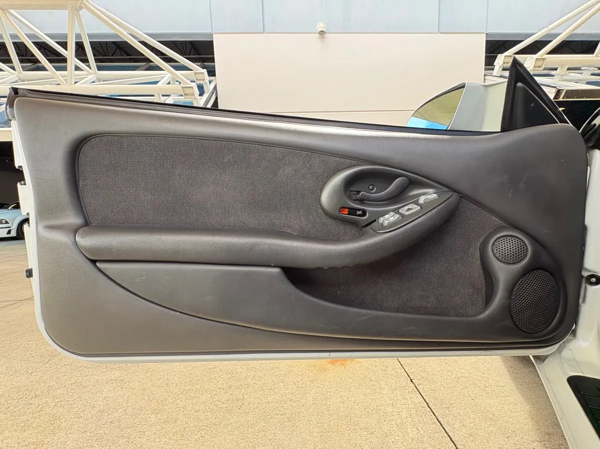 Vehicle photo 32