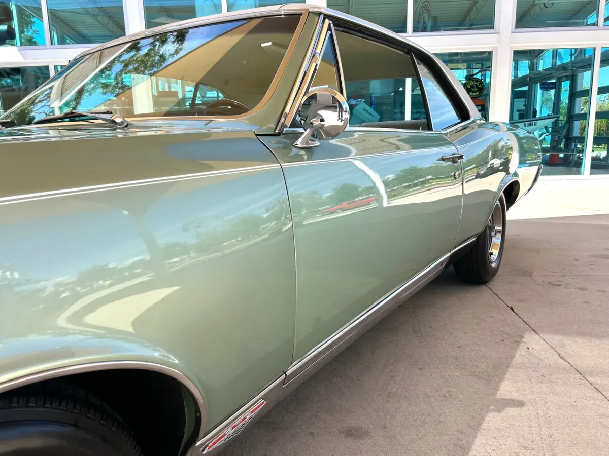 Vehicle photo 11