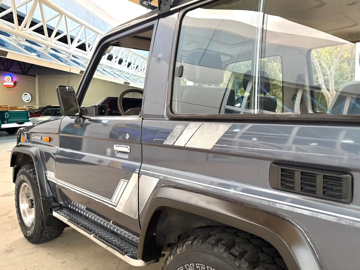 Vehicle photo 14