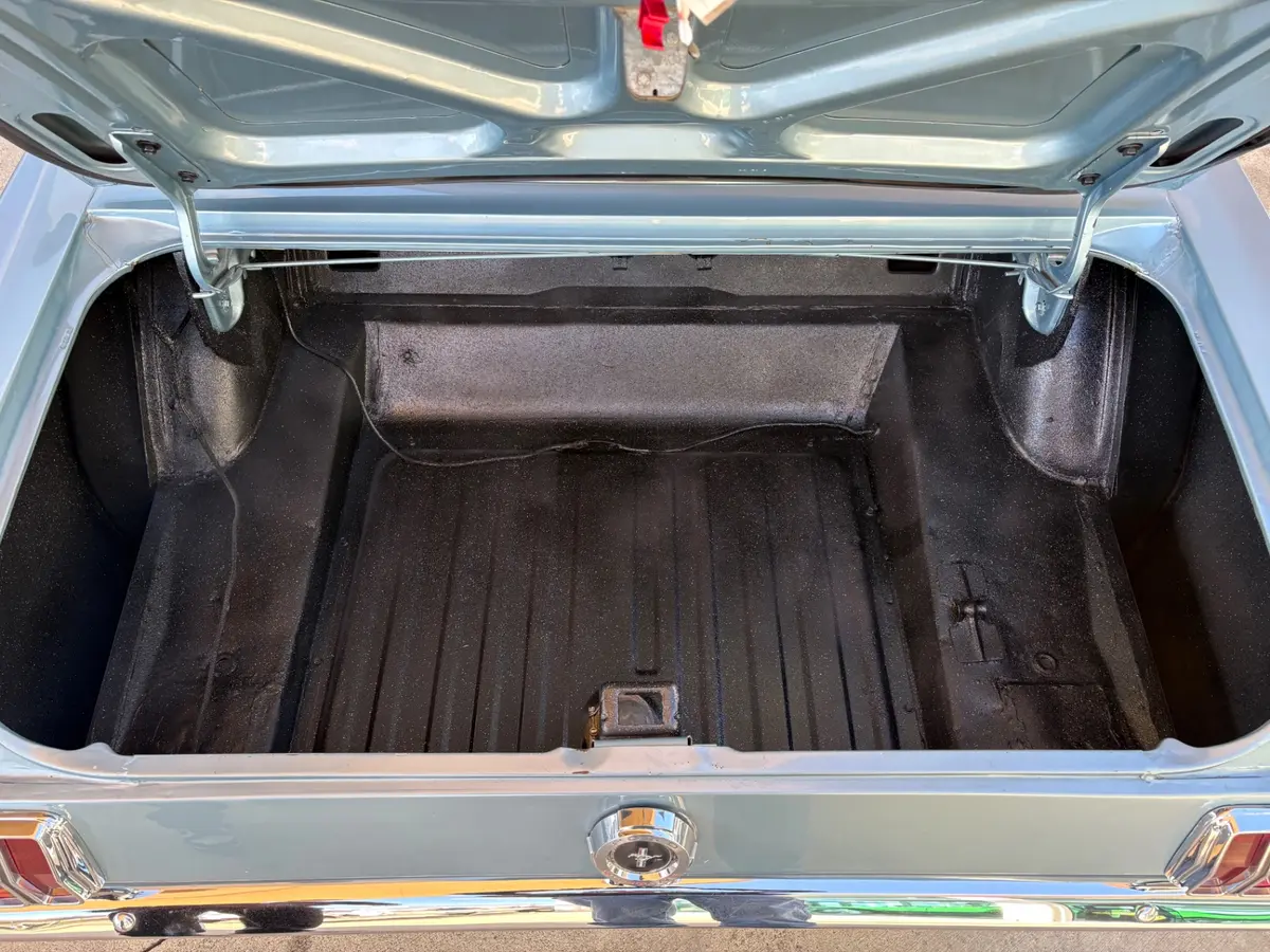 Vehicle photo 9