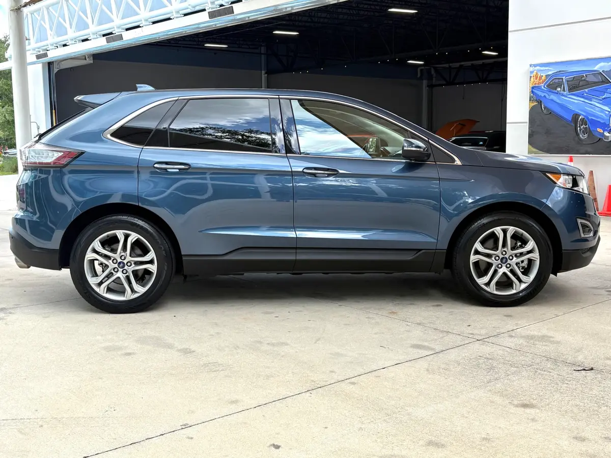 Vehicle photo 5