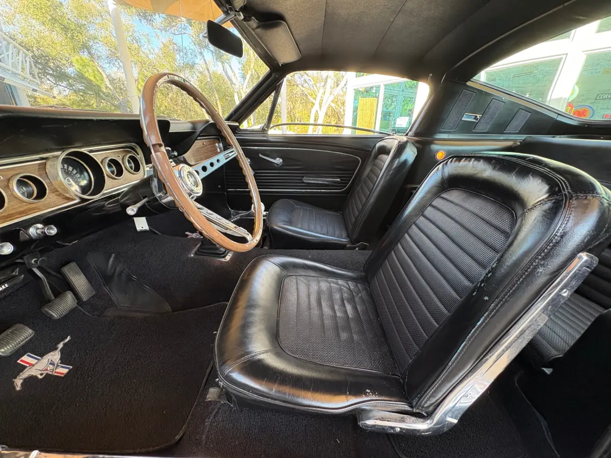 Vehicle photo 32