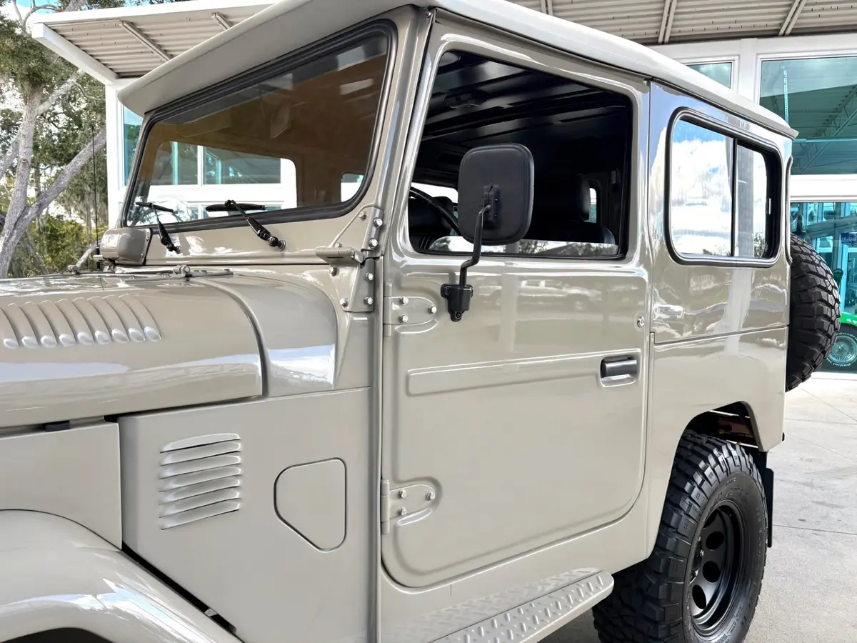 Vehicle photo 12