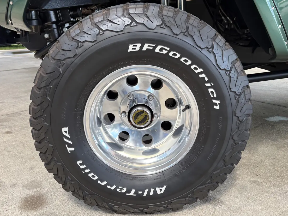 Vehicle photo 28