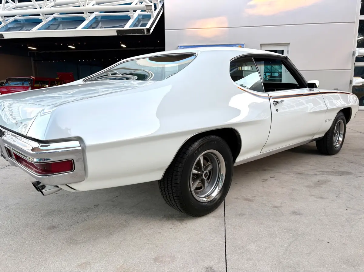 Vehicle photo 16
