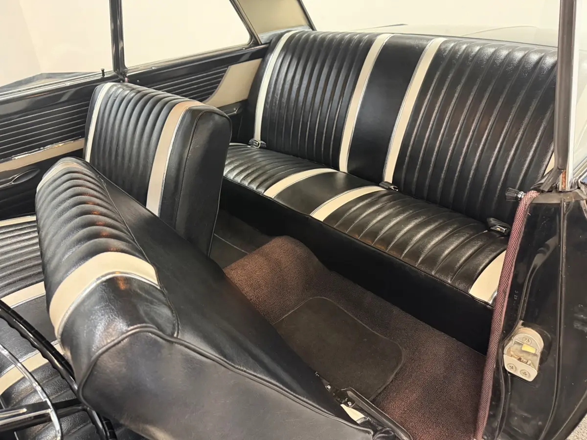 Vehicle photo 24