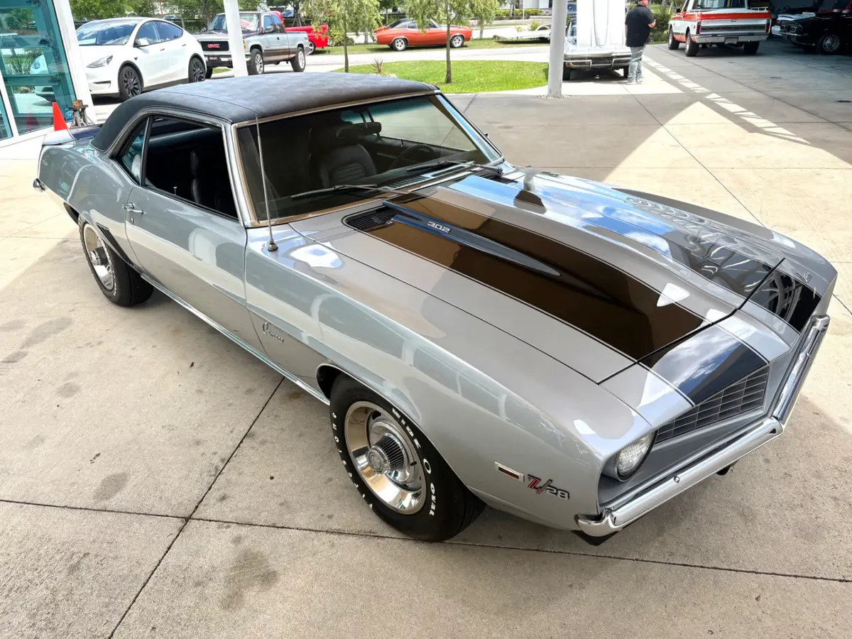 Vehicle photo 33