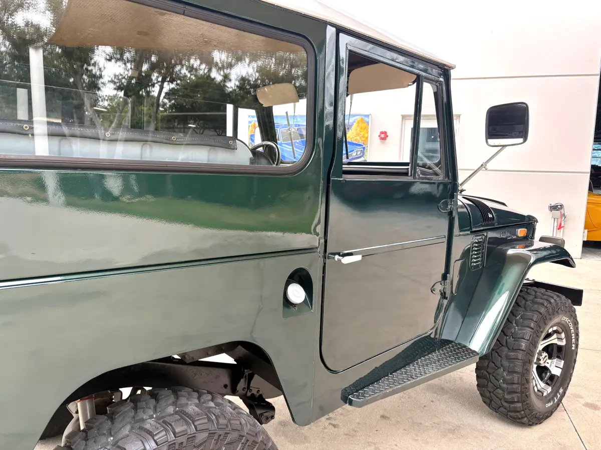 Vehicle photo 17
