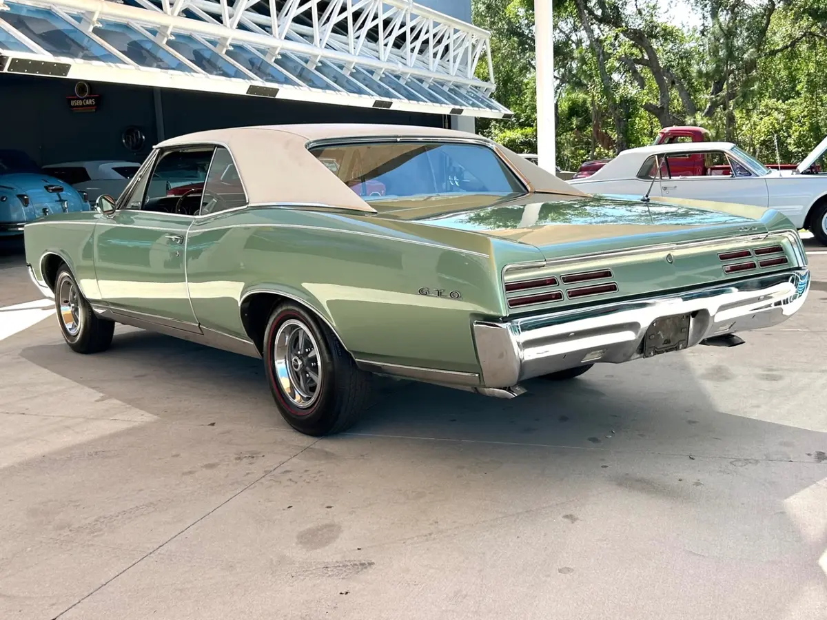 Vehicle photo 7