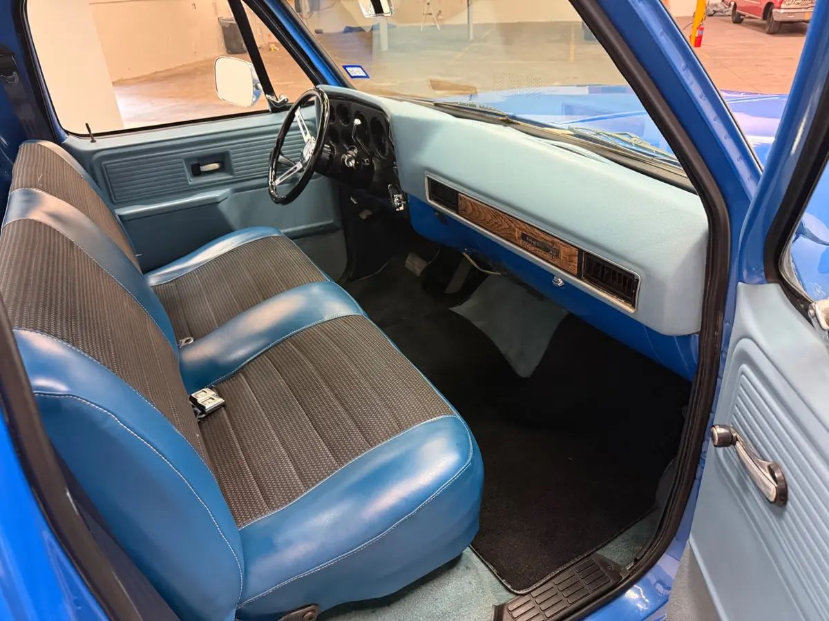 Vehicle photo 32