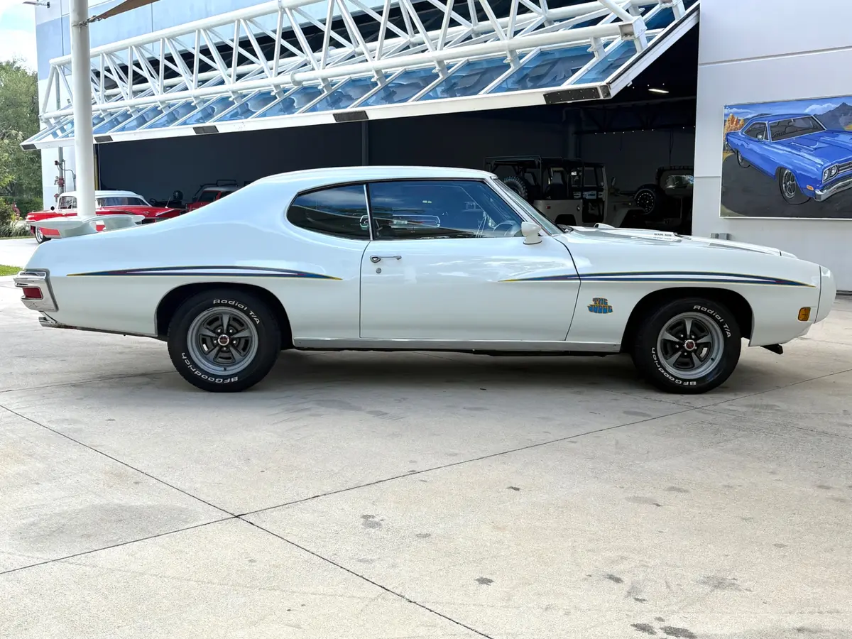 Vehicle photo 5