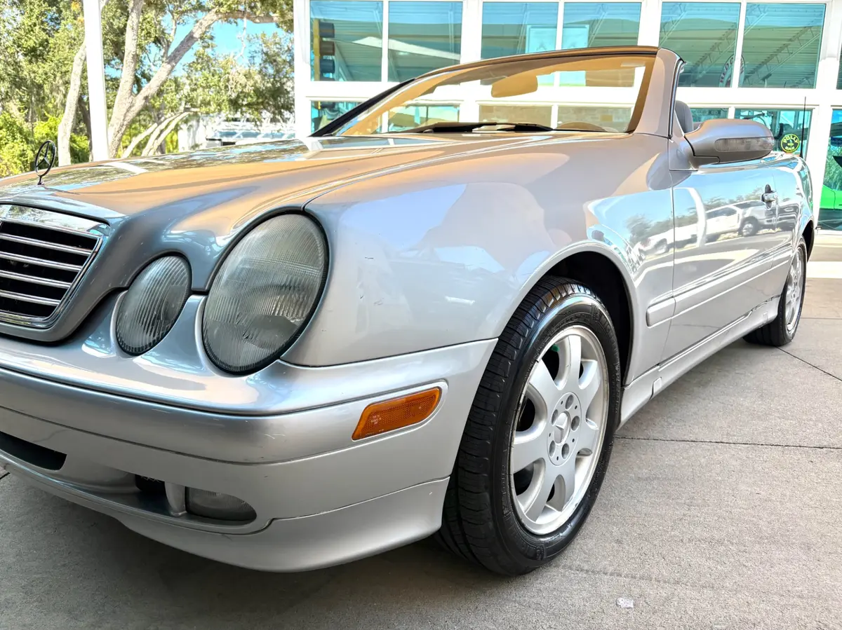 Vehicle photo 12